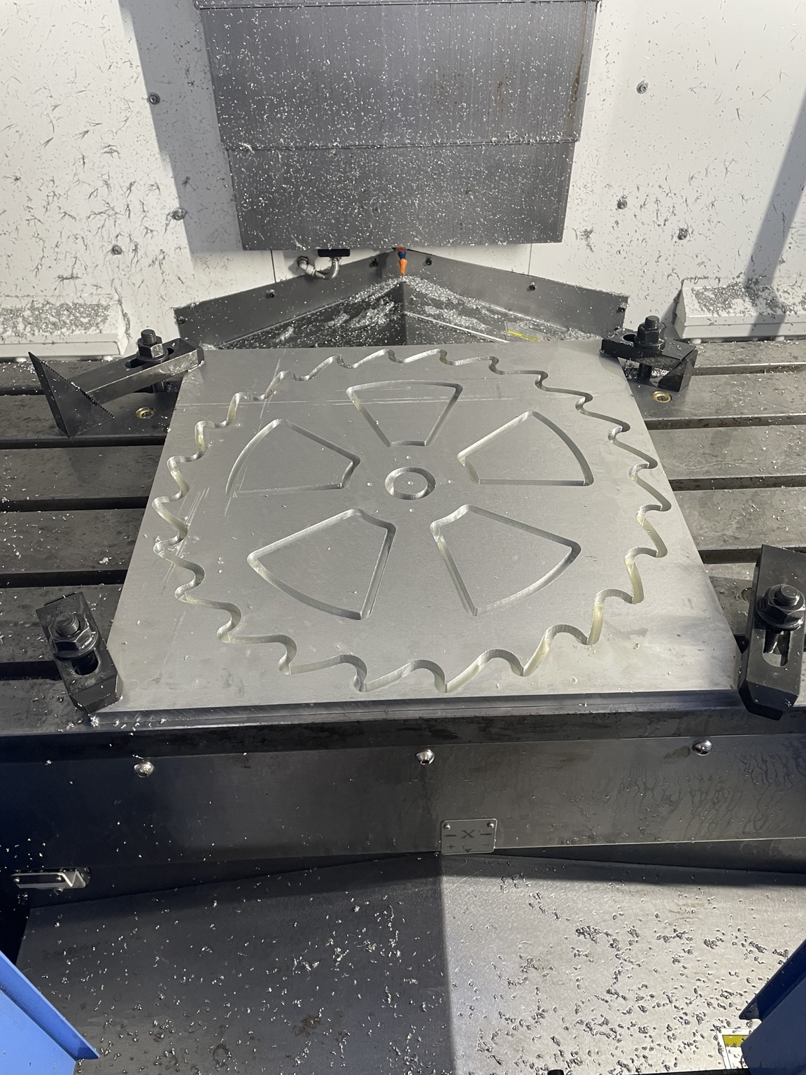 تفريز محيط وجيوب قطعة مثبتة على فريزة CNC