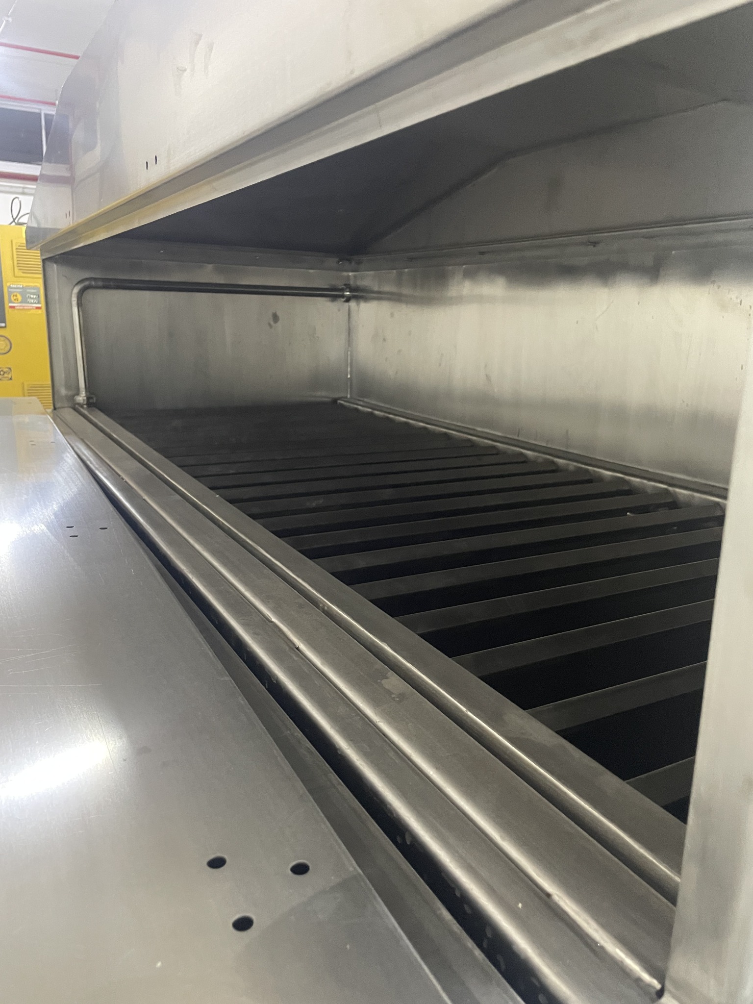 Fat melting unit interior and heating grille details