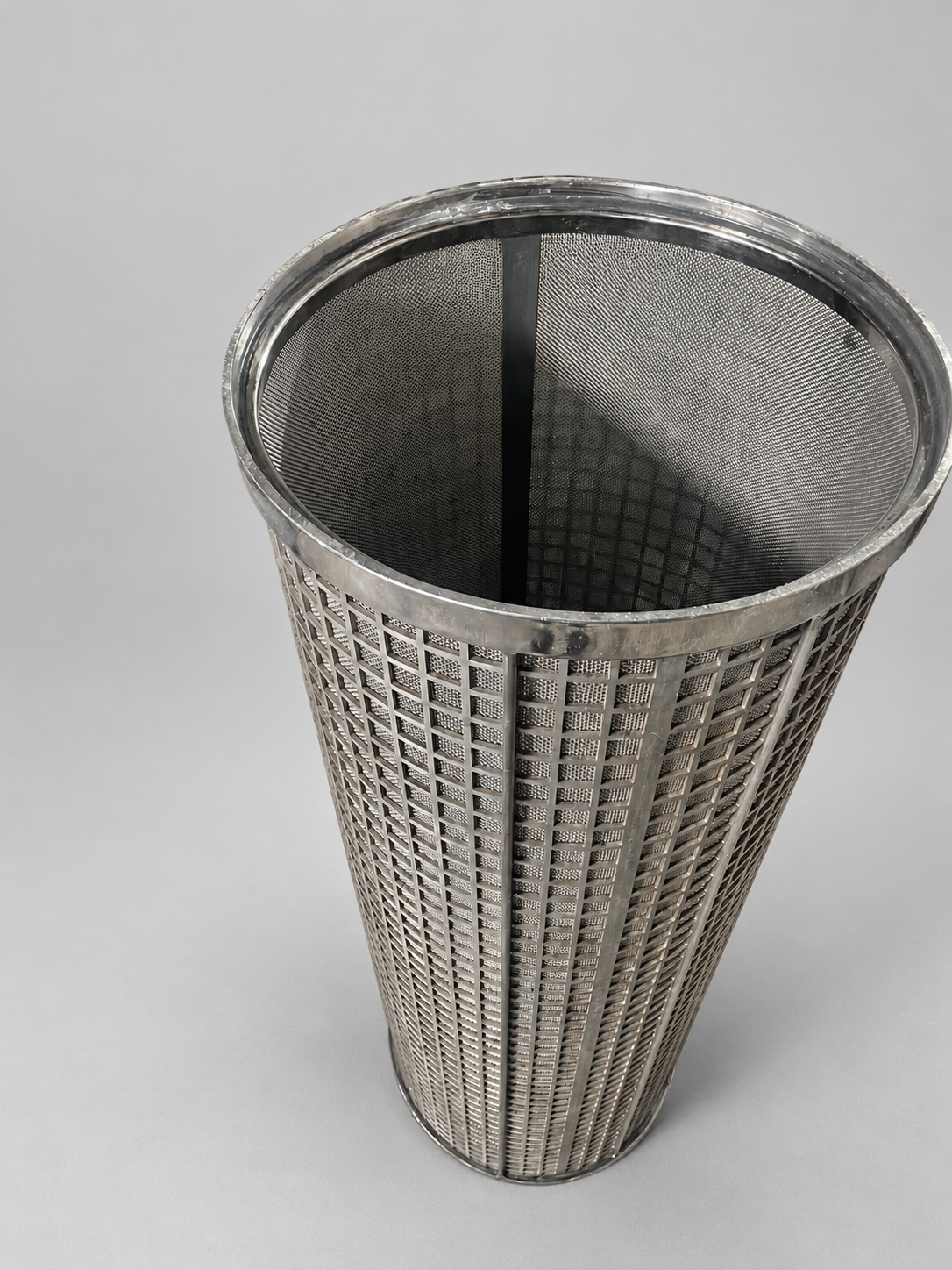 Upper rim, internal mesh and supporting cage